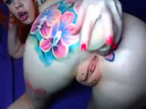 Рыжая сука с татуировками мастурбирует анал и пизду секс игрушками на камеру
